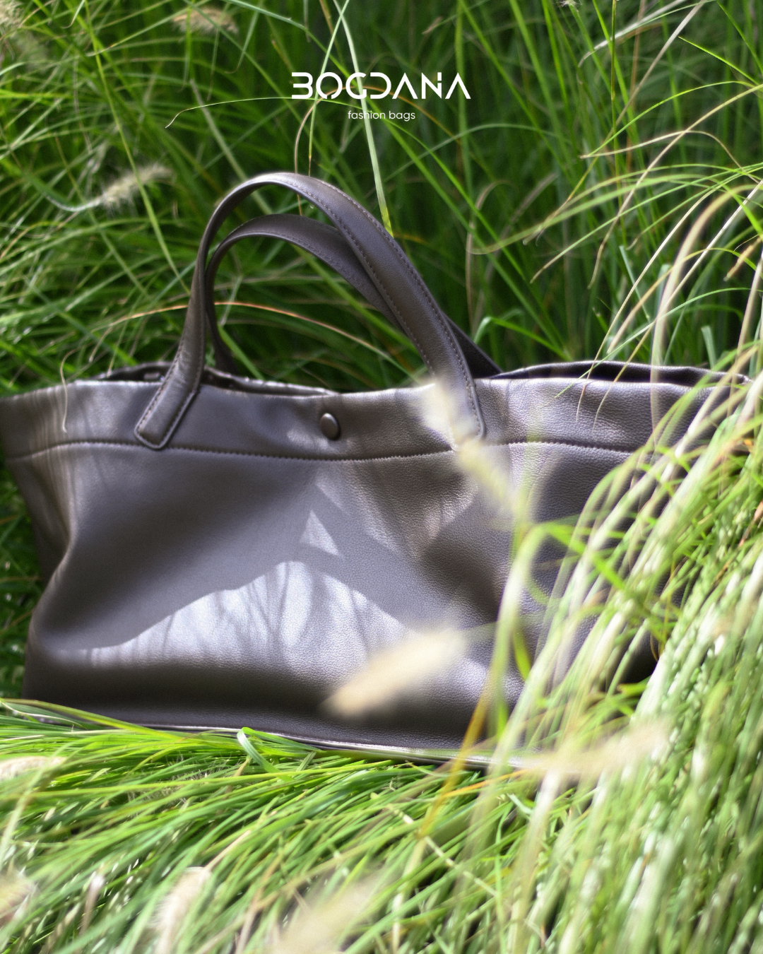 SIGNATURE — stylish and fashionable genuine leather bag with cosmetic pouch