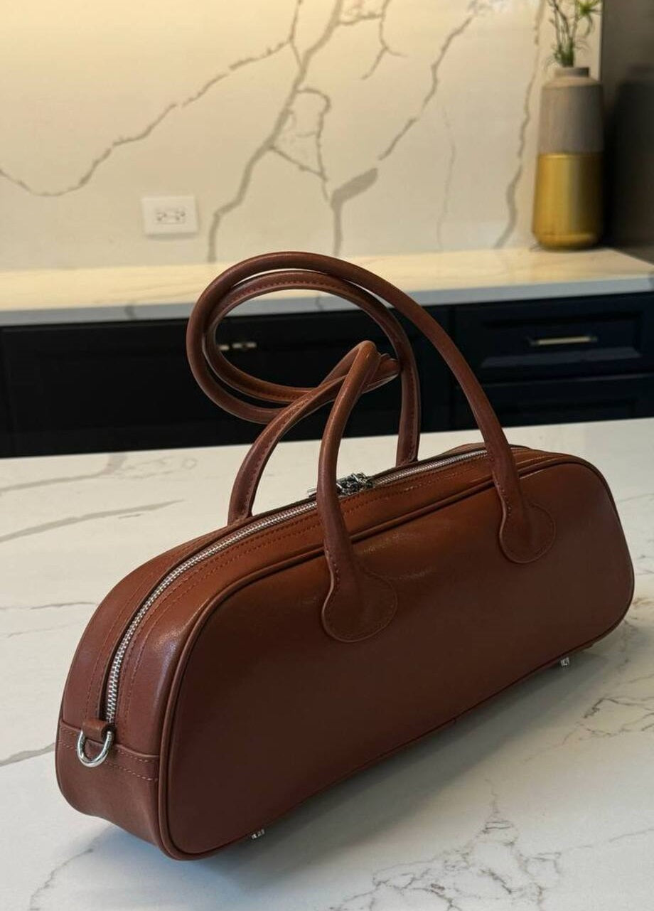 “Eleganza Nera” — Italian Leather Bag