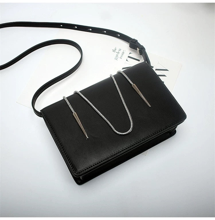 “Elegant Leather Handbags with Metal Chain for a Stylish Look”