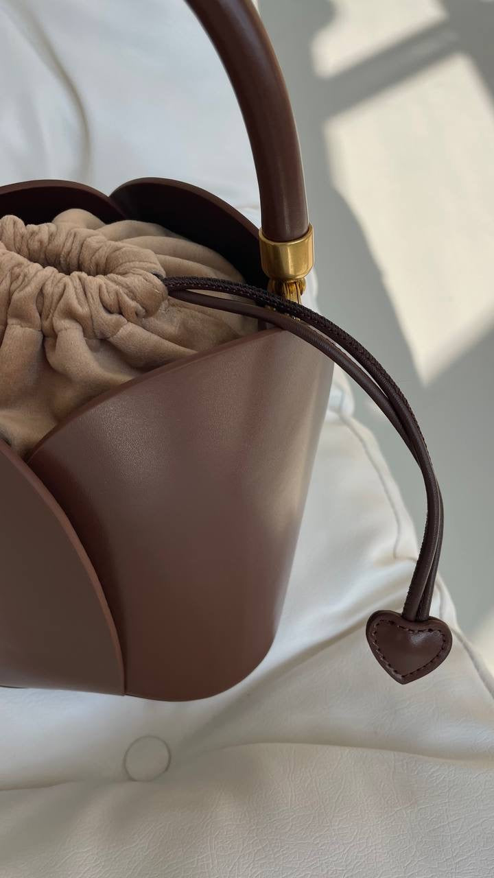 Elegance Charm – Genuine Leather Bucket Bag with Top Handle and Adjustable Strap