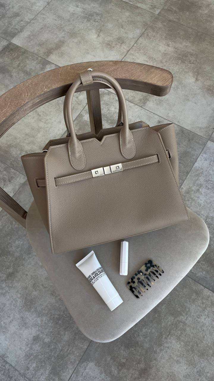 AURORA STRUCTURE” — the leather power bag for everyday icons