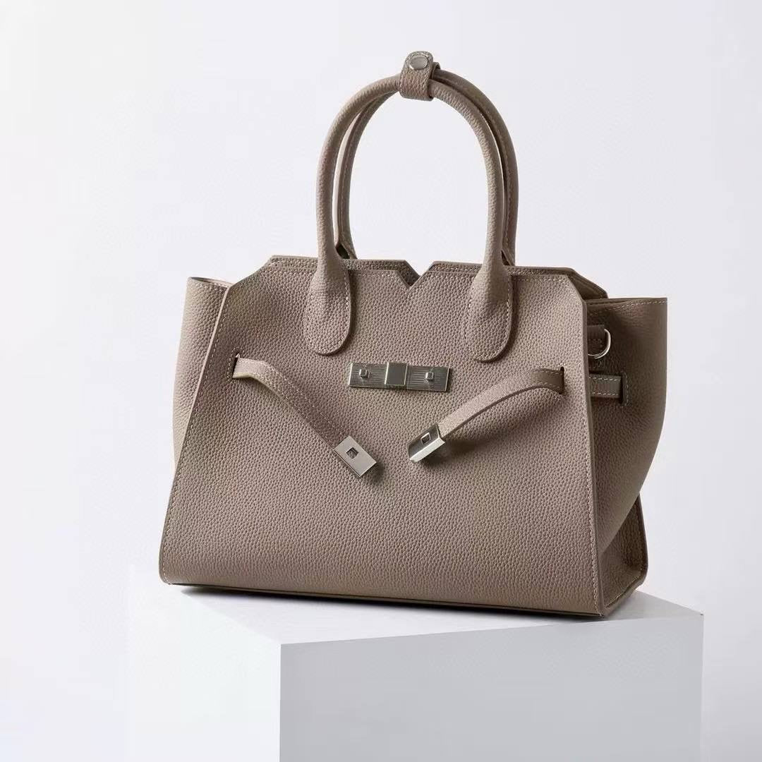 “Luna Classica” Bag — Genuine Leather, Premium Hardware, Timeless Elegance