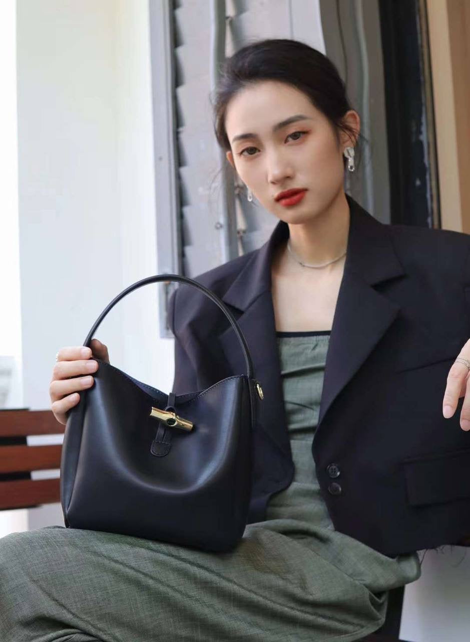 “Aura” — Elegant Genuine Leather Bag