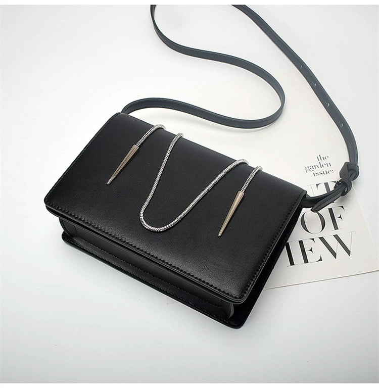 “Elegant Leather Handbags with Metal Chain for a Stylish Look”