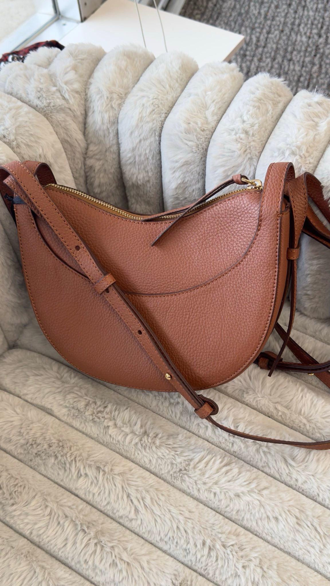 Enzo-Style Crossbody Bag for Women – Elegant Half-Moon Leather Shoulder Purse