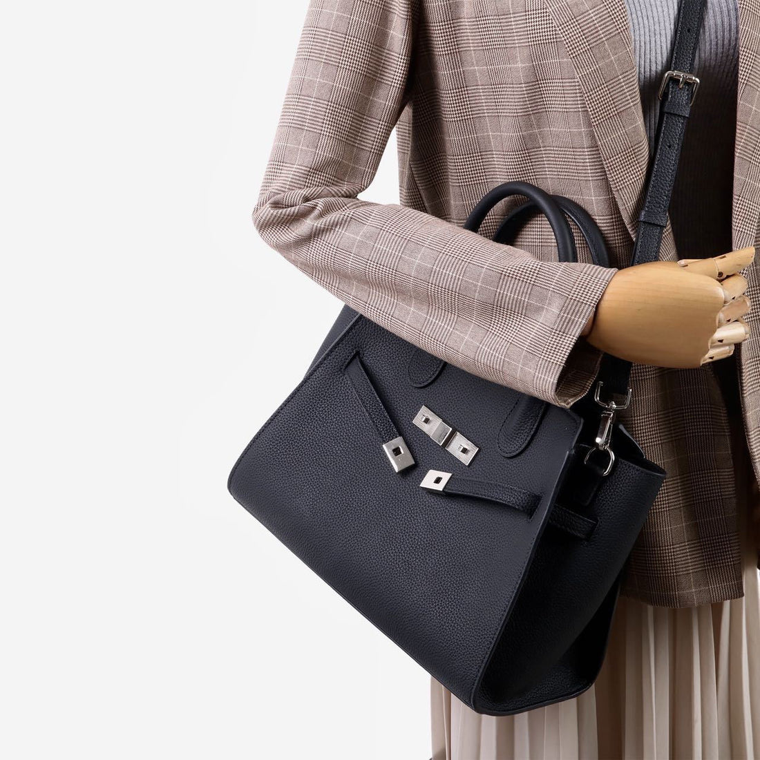 AURORA STRUCTURE” — the leather power bag for everyday icons