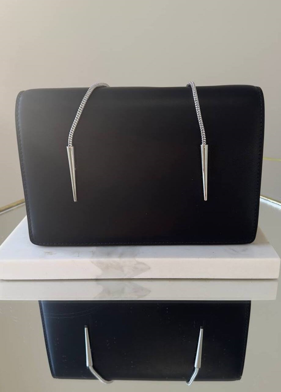 “Elegant Leather Handbags with Metal Chain for a Stylish Look”