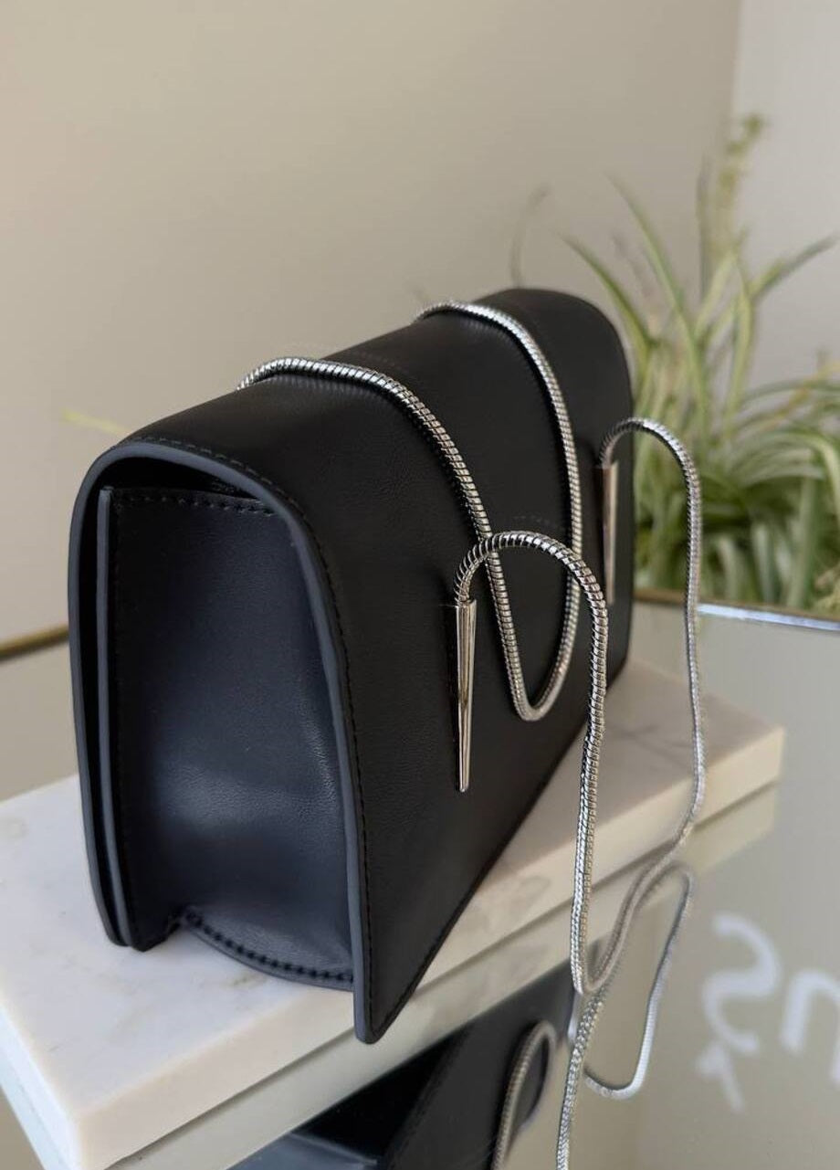 “Elegant Leather Handbags with Metal Chain for a Stylish Look”