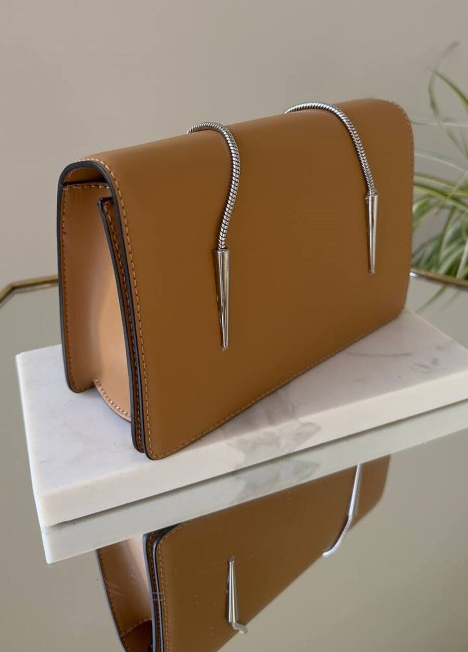“Elegant Leather Handbags with Metal Chain for a Stylish Look”