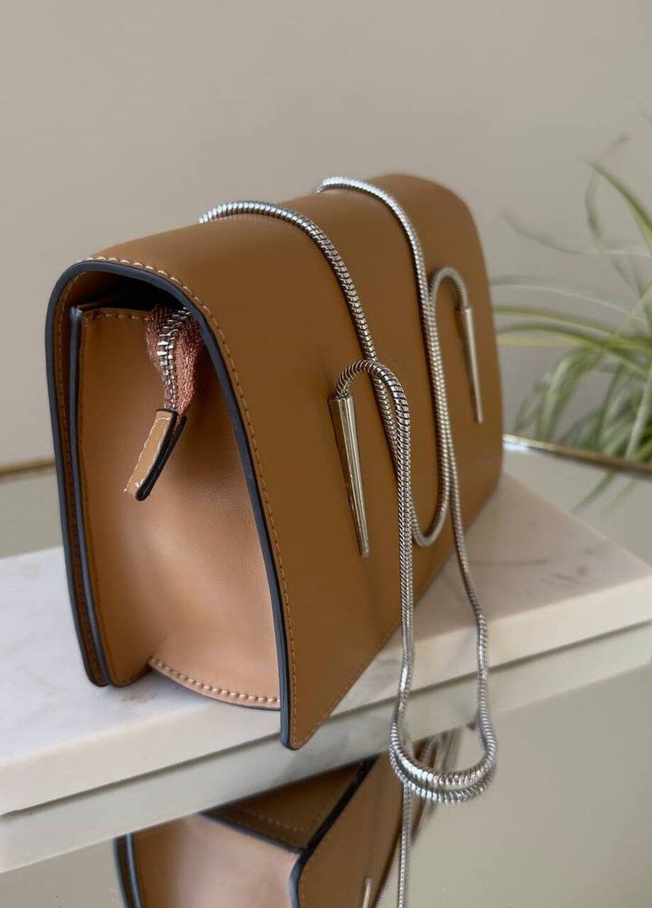 “Elegant Leather Handbags with Metal Chain for a Stylish Look”