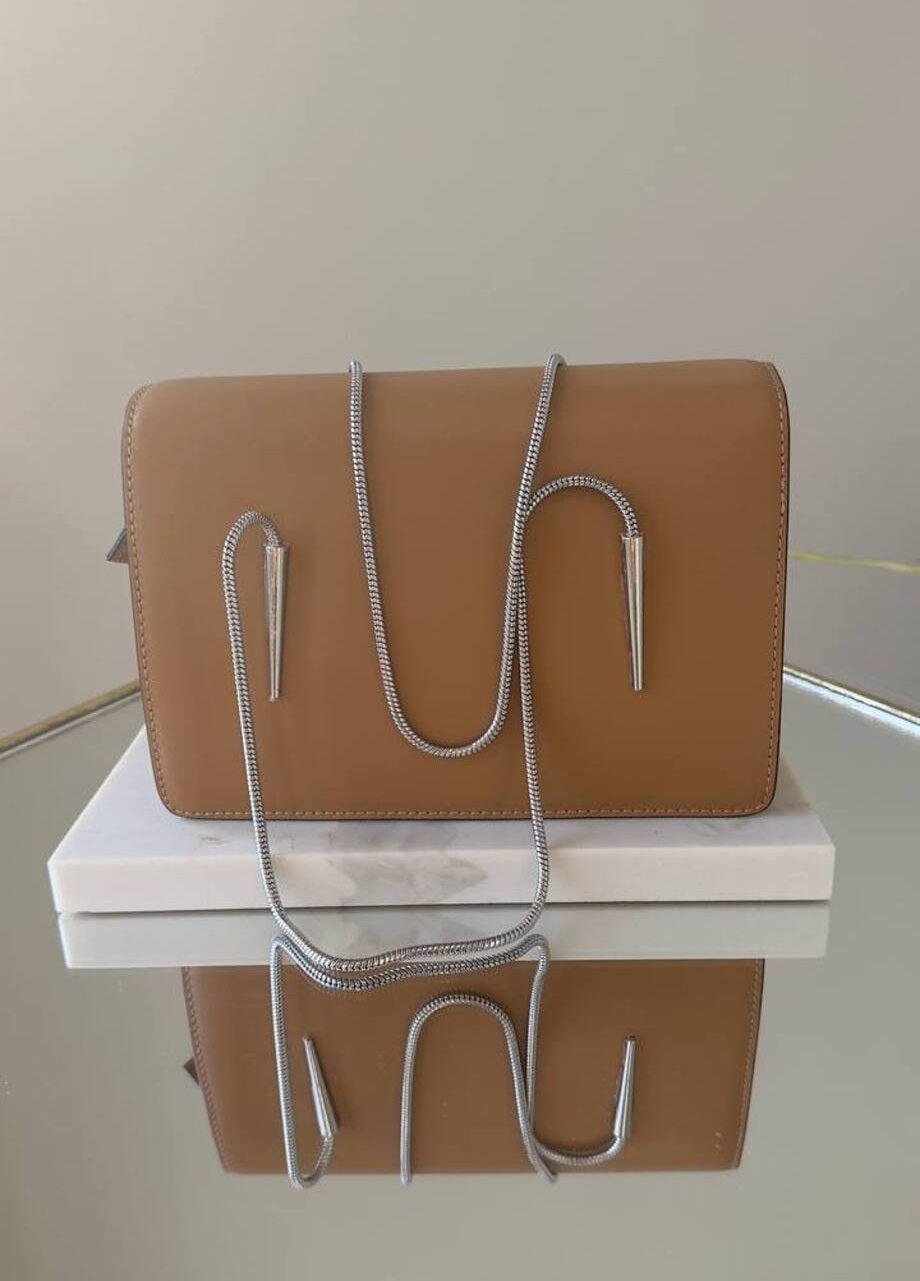 “Elegant Leather Handbags with Metal Chain for a Stylish Look”