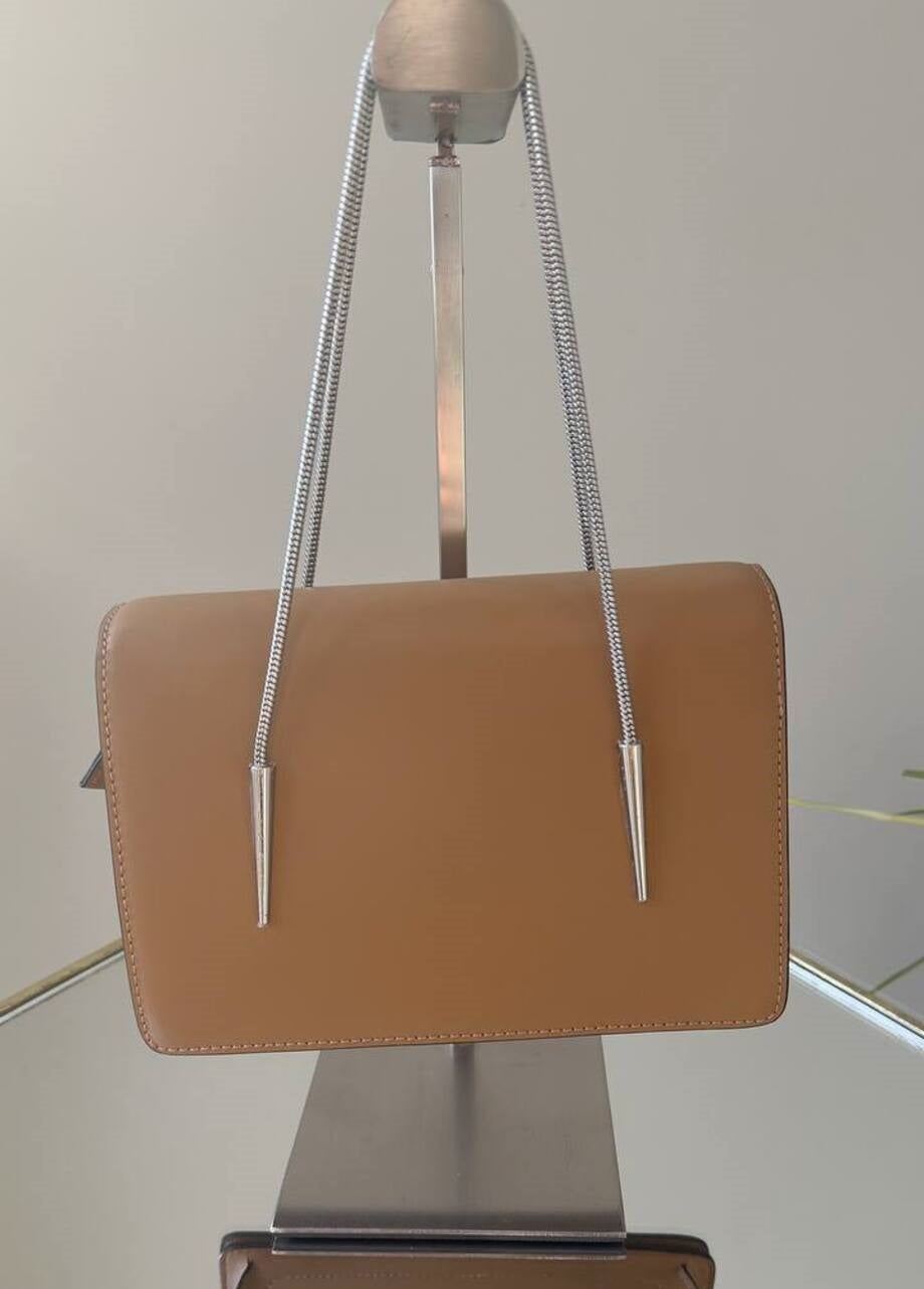 “Elegant Leather Handbags with Metal Chain for a Stylish Look”