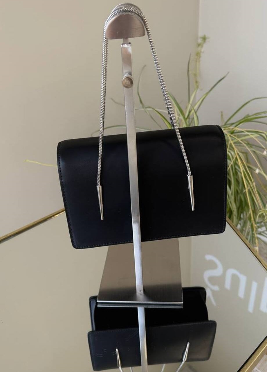“Elegant Leather Handbags with Metal Chain for a Stylish Look”