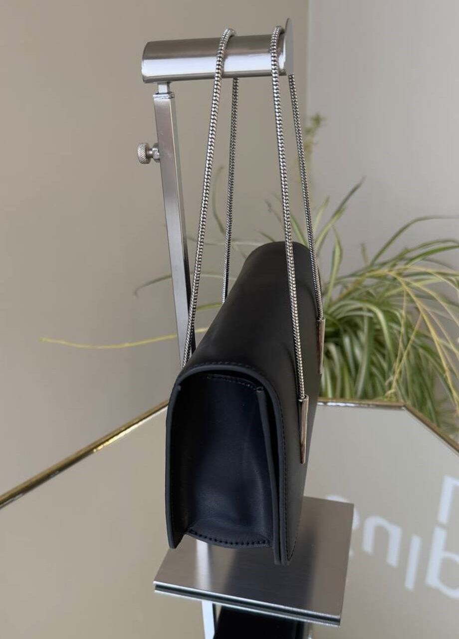 “Elegant Leather Handbags with Metal Chain for a Stylish Look”