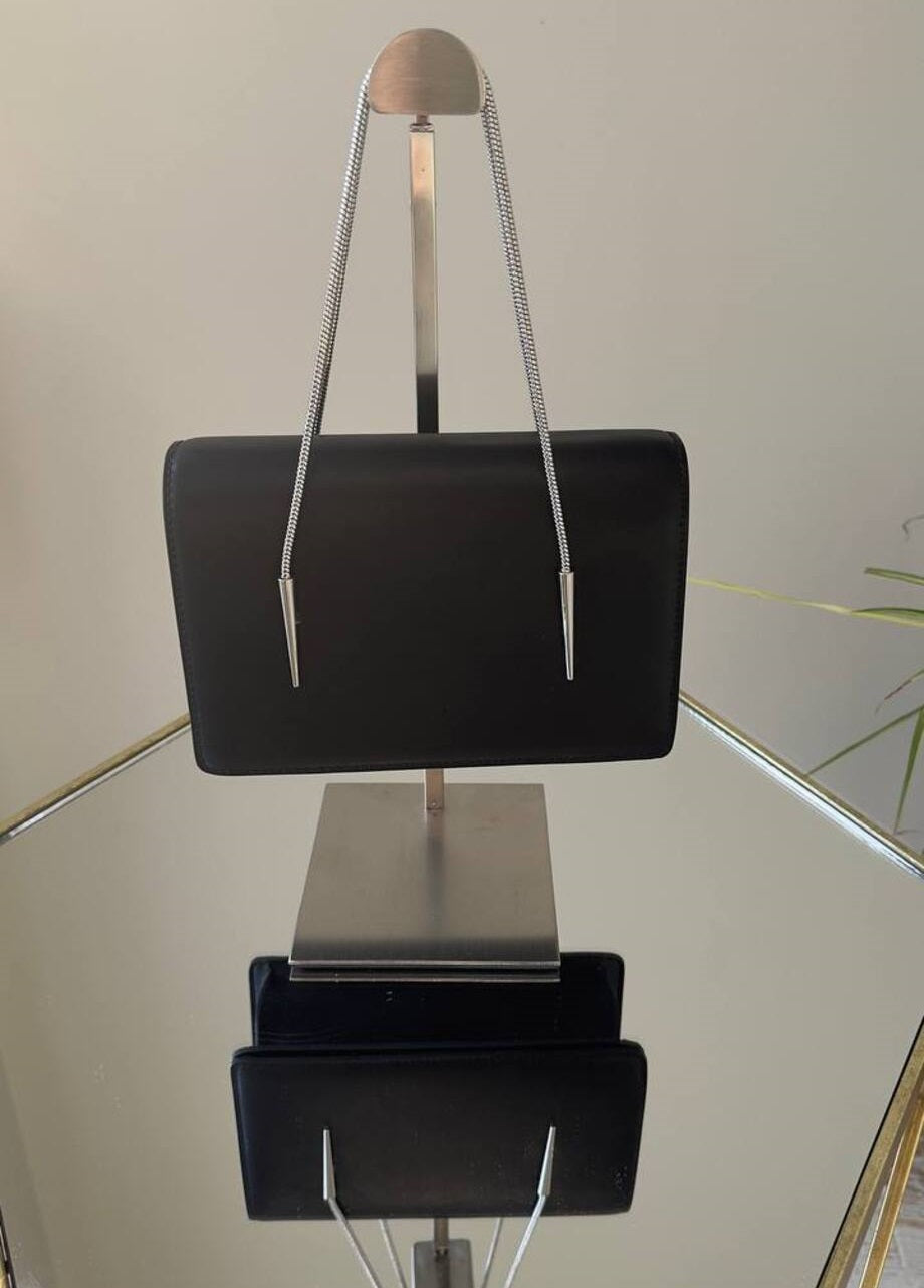“Elegant Leather Handbags with Metal Chain for a Stylish Look”