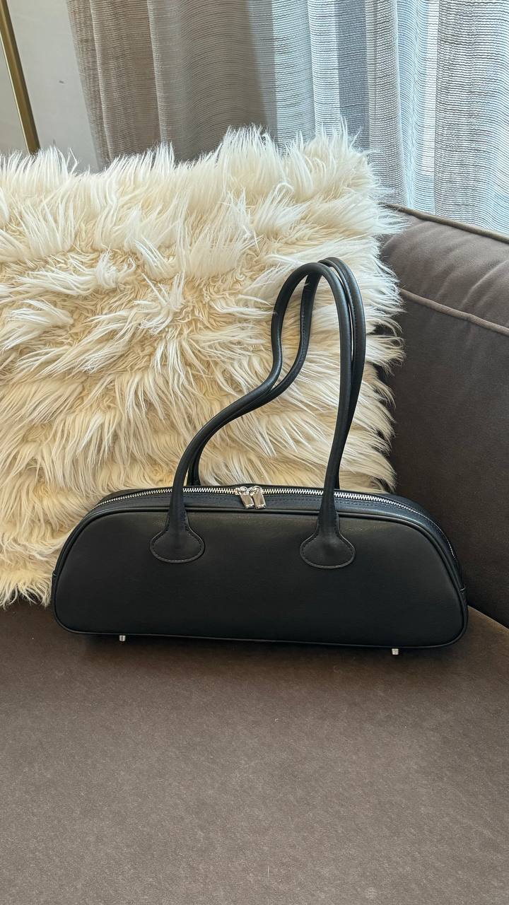 “Eleganza Nera” — Italian Leather Bag