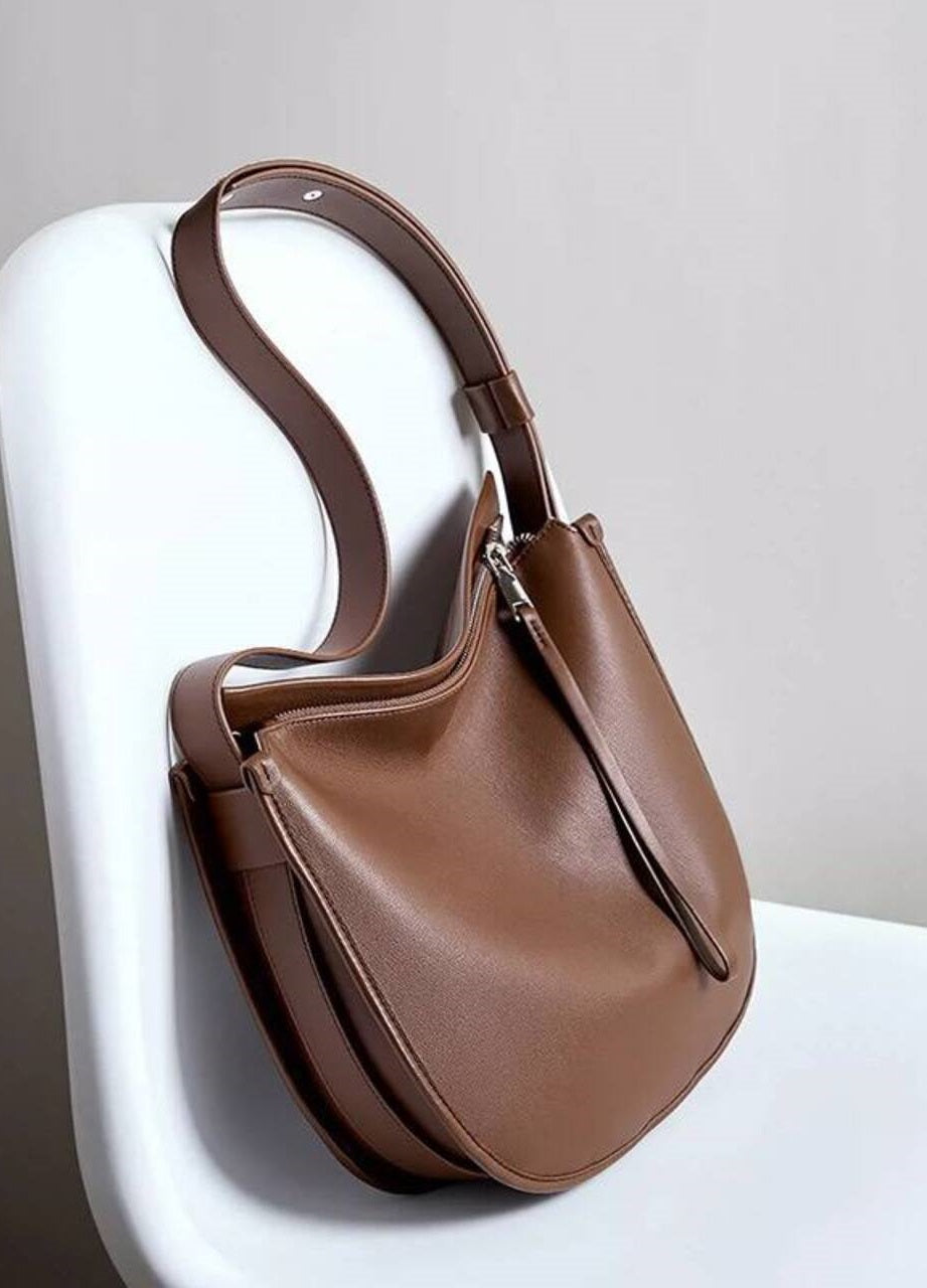 “Eleganza Minimalista” — leather bag for a modern style