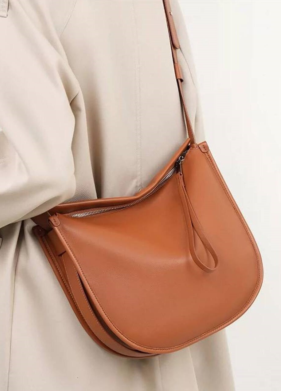 “Eleganza Minimalista” — leather bag for a modern style