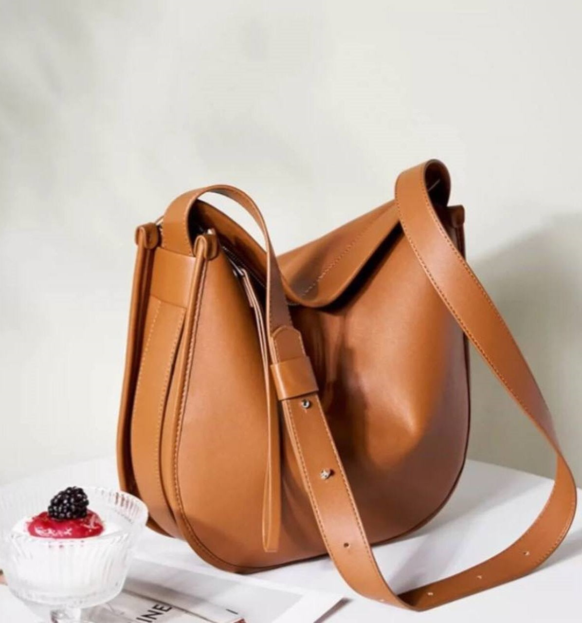 “Eleganza Minimalista” — leather bag for a modern style