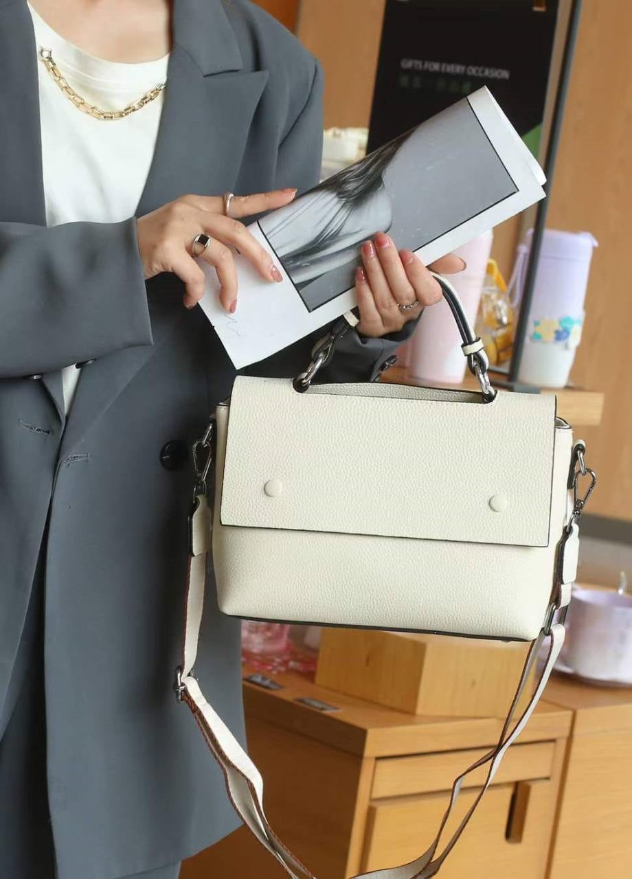 Eleganza — minimalist leather handbag