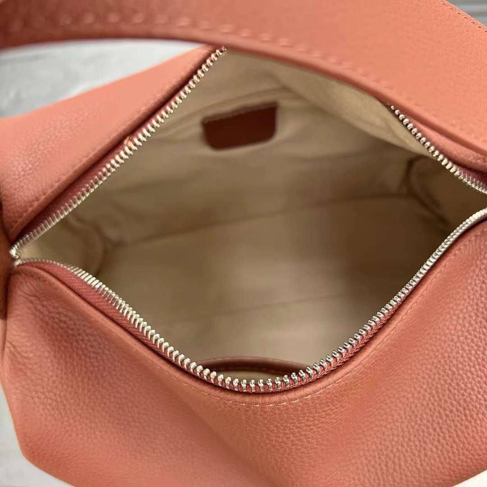 “Sienna — Elegant Leather Bag in Natural Shades”