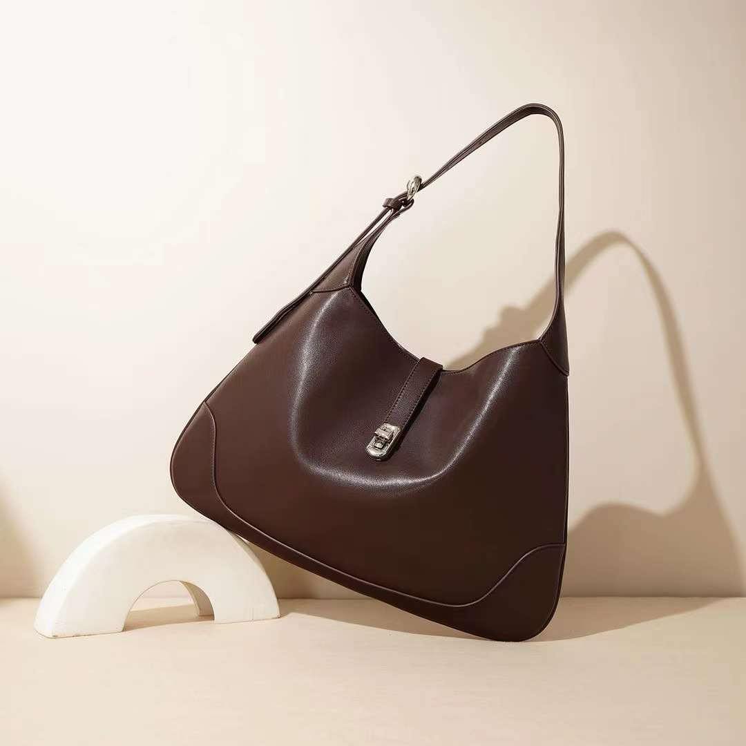 Elegant Leather Hobo Bag – Soft and Spacious