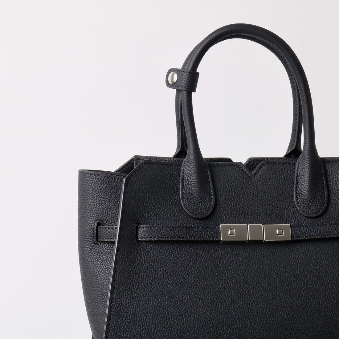 “Luna Classica” Bag — Genuine Leather, Premium Hardware, Timeless Elegance