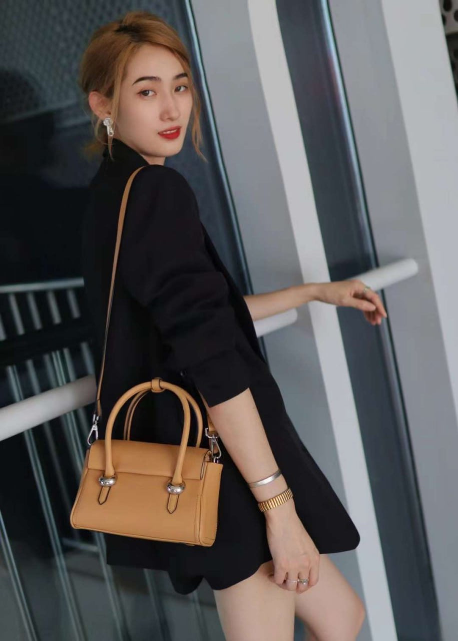 Timeless Elegance: Genuine Leather Handbag with Adjustable Shoulder Strap