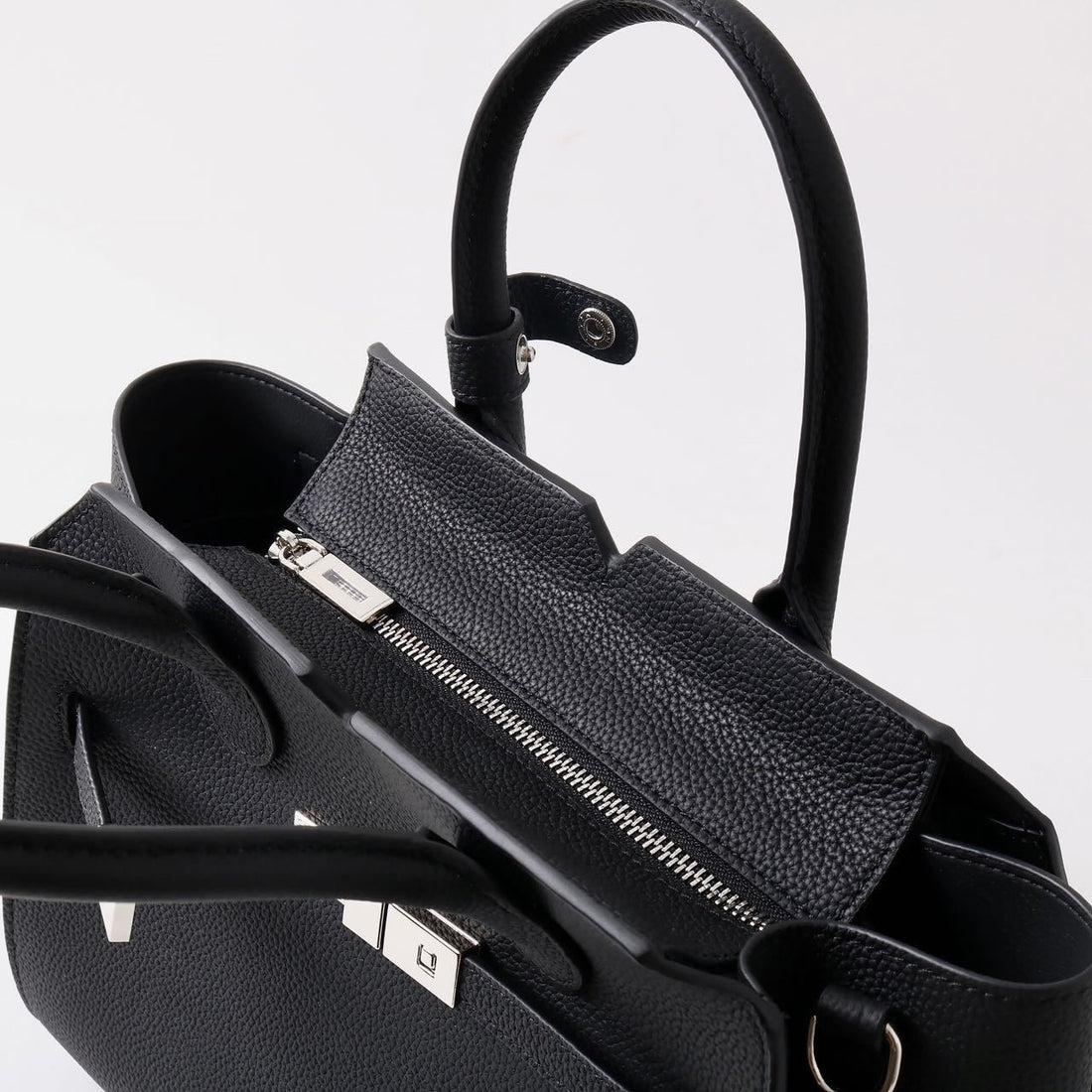 “Luna Classica” Bag — Genuine Leather, Premium Hardware, Timeless Elegance