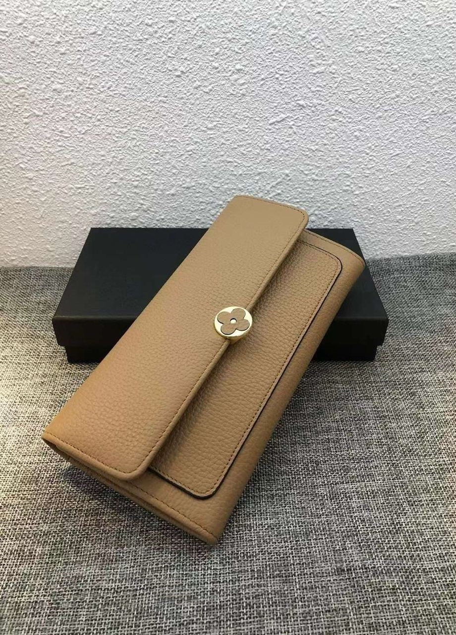 “Élégance Naturelle” — genuine leather wallet