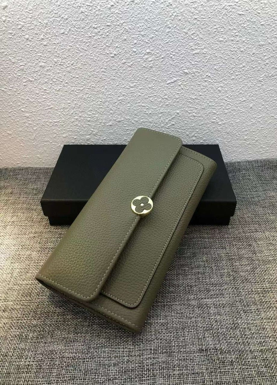 “Élégance Naturelle” — genuine leather wallet