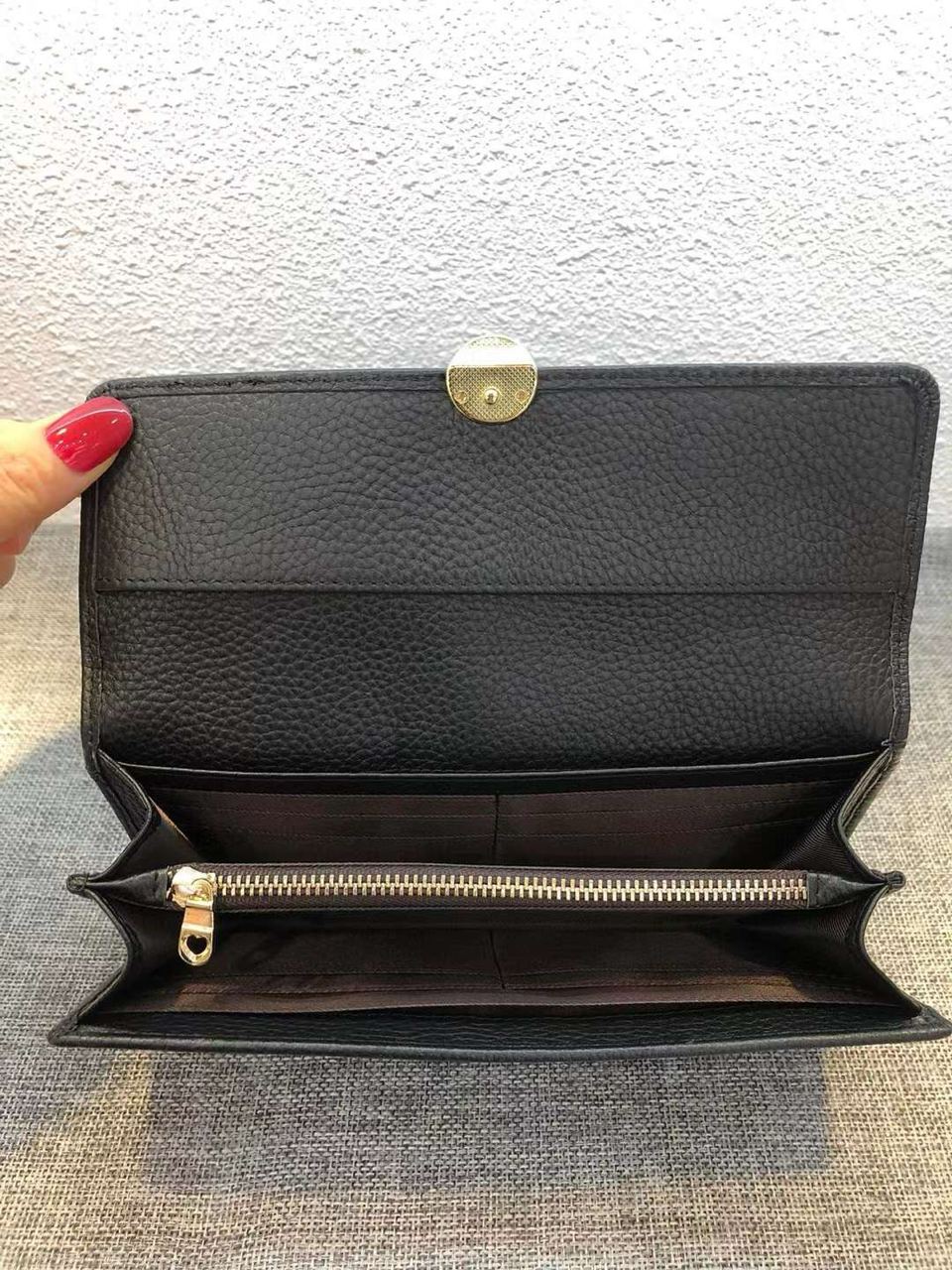 “Élégance Naturelle” — genuine leather wallet