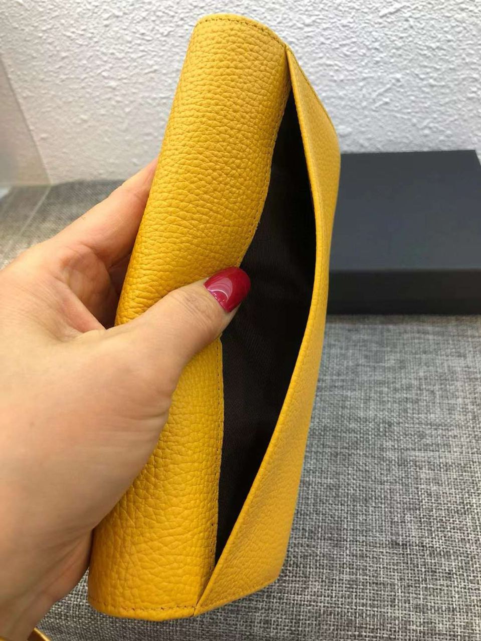 “Élégance Naturelle” — genuine leather wallet