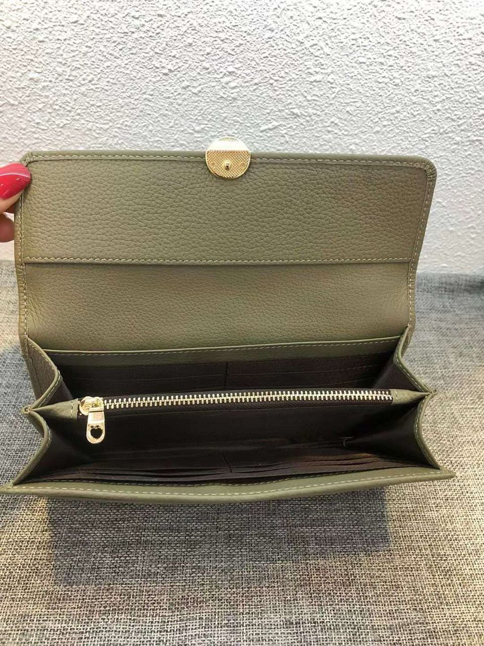 “Élégance Naturelle” — genuine leather wallet