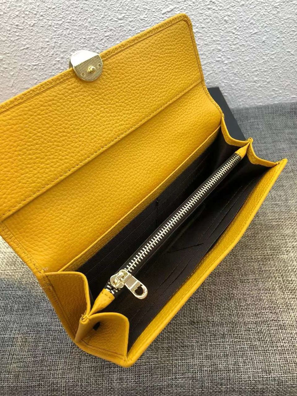 “Élégance Naturelle” — genuine leather wallet