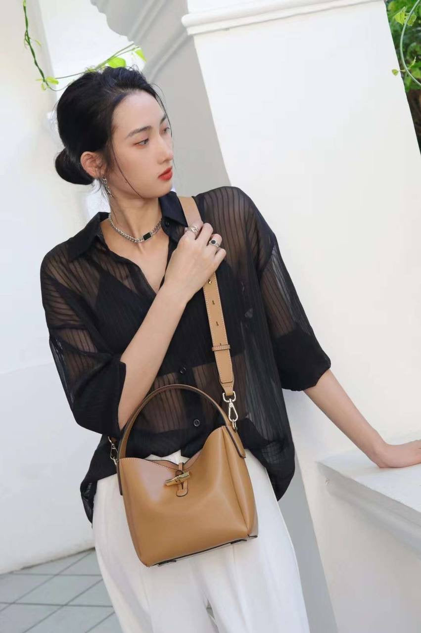 “Aura” — Elegant Genuine Leather Bag