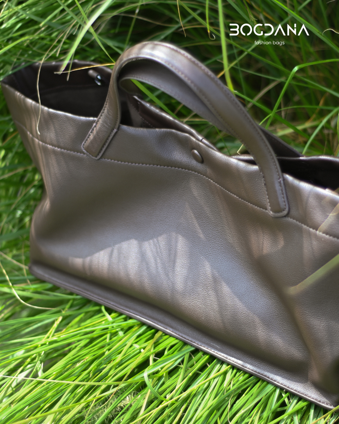 SIGNATURE — stylish and fashionable genuine leather bag with cosmetic pouch