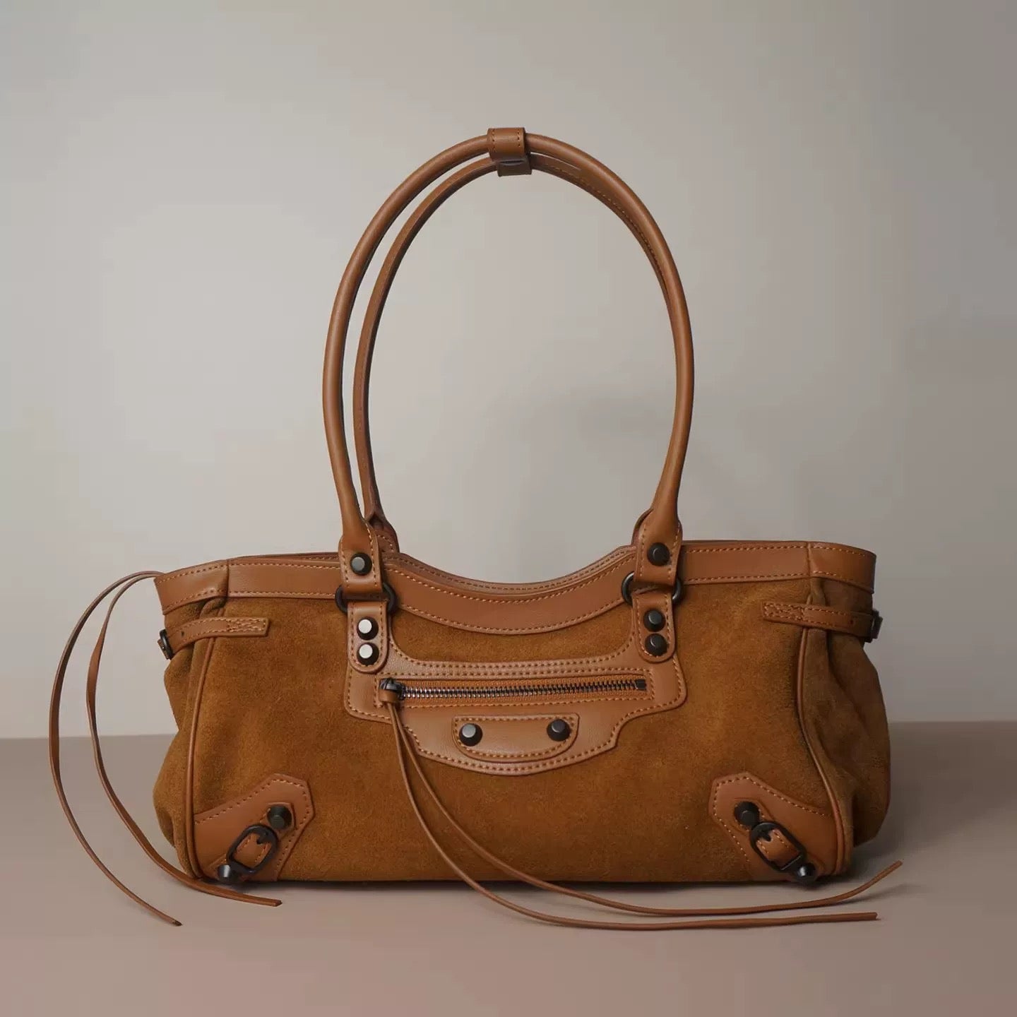“Terra Brown” — a stylish leather bag with character
