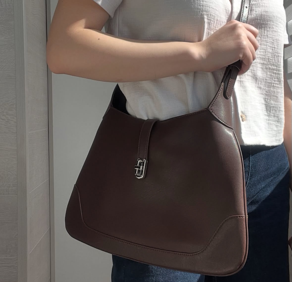Elegant Leather Hobo Bag – Soft and Spacious