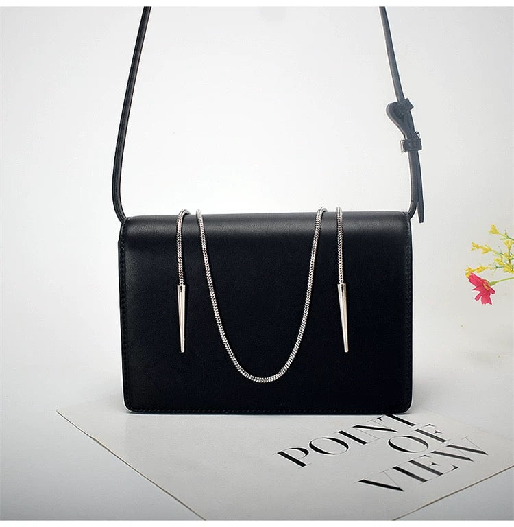 “Elegant Leather Handbags with Metal Chain for a Stylish Look”