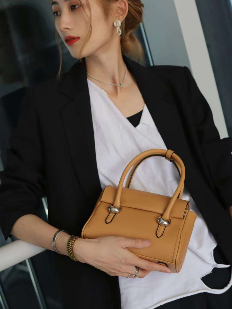Timeless Elegance: Genuine Leather Handbag with Adjustable Shoulder Strap
