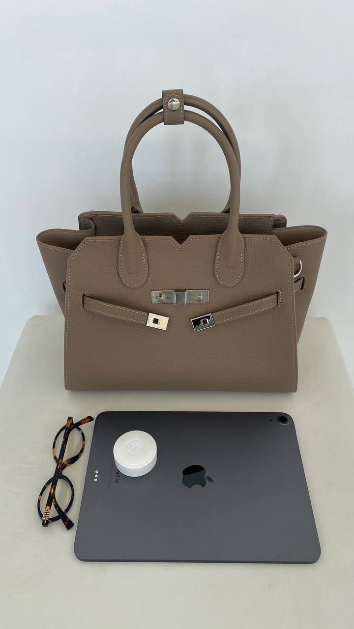AURORA STRUCTURE” — the leather power bag for everyday icons