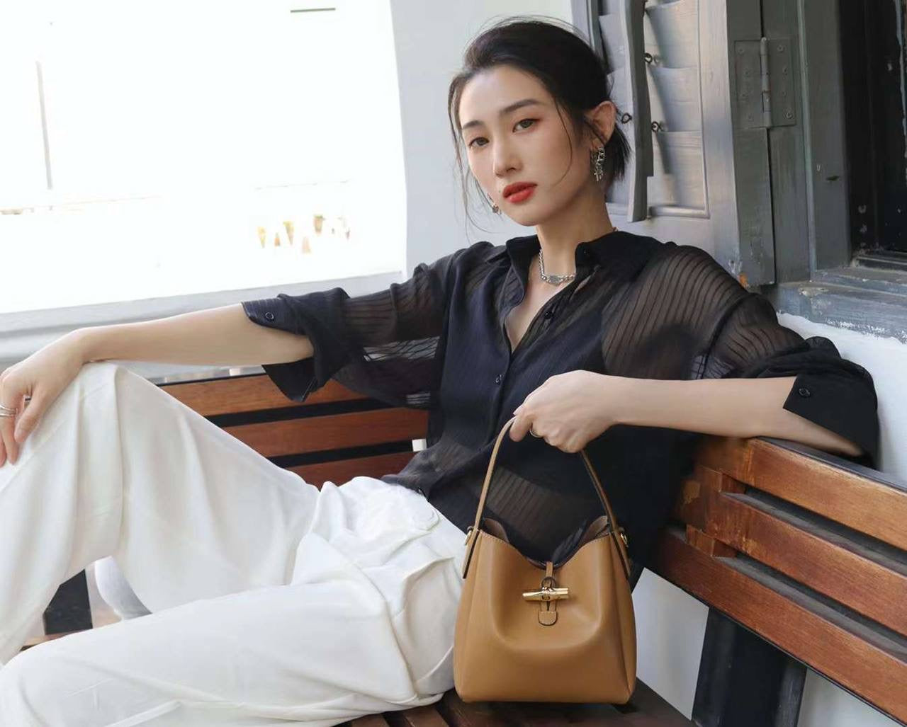 “Aura” — Elegant Genuine Leather Bag