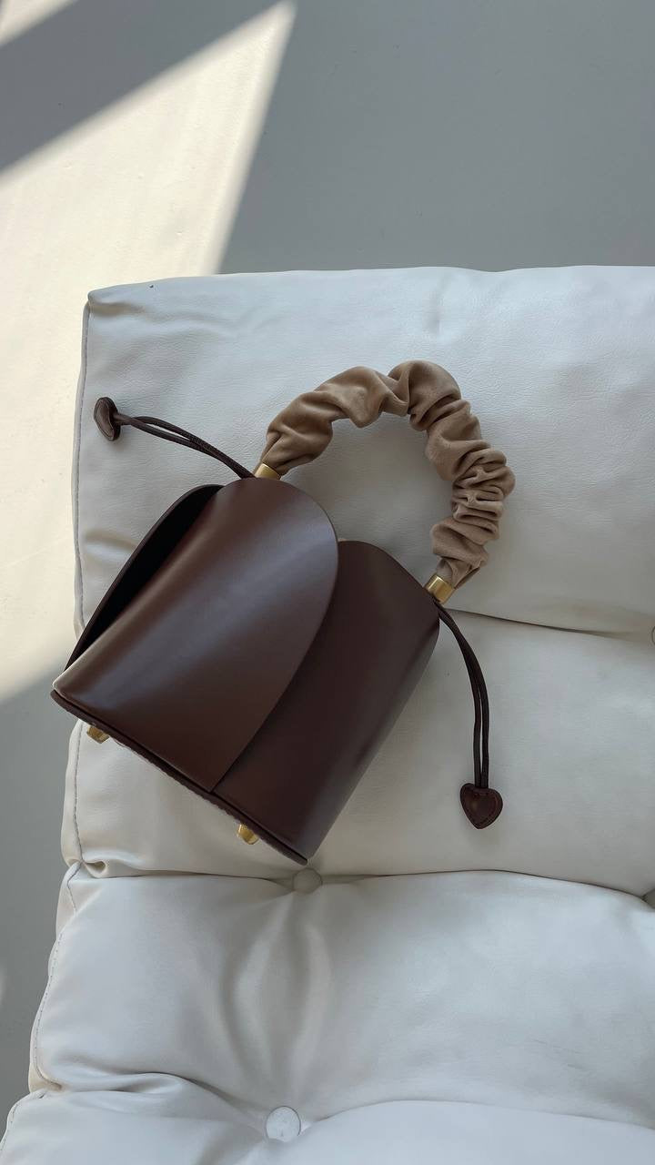Elegance Charm – Genuine Leather Bucket Bag with Top Handle and Adjustable Strap