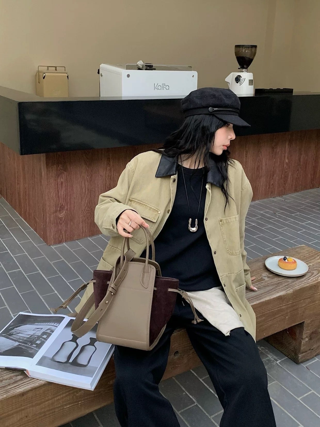 Darina – Elegant Shoulder Bag with Top Handle & Adjustable Strap