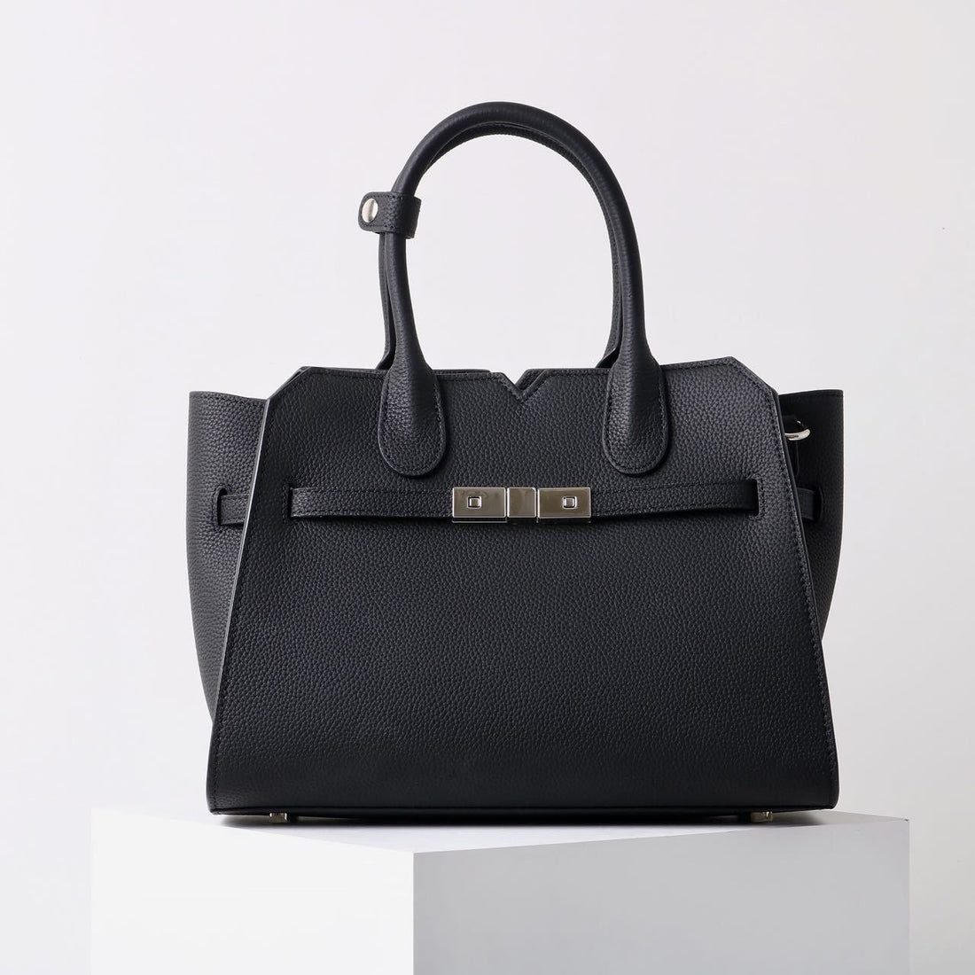 AURORA STRUCTURE” — the leather power bag for everyday icons