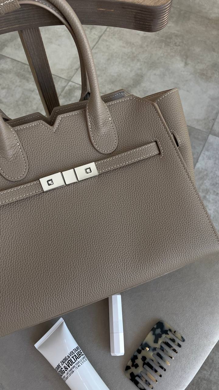AURORA STRUCTURE” — the leather power bag for everyday icons