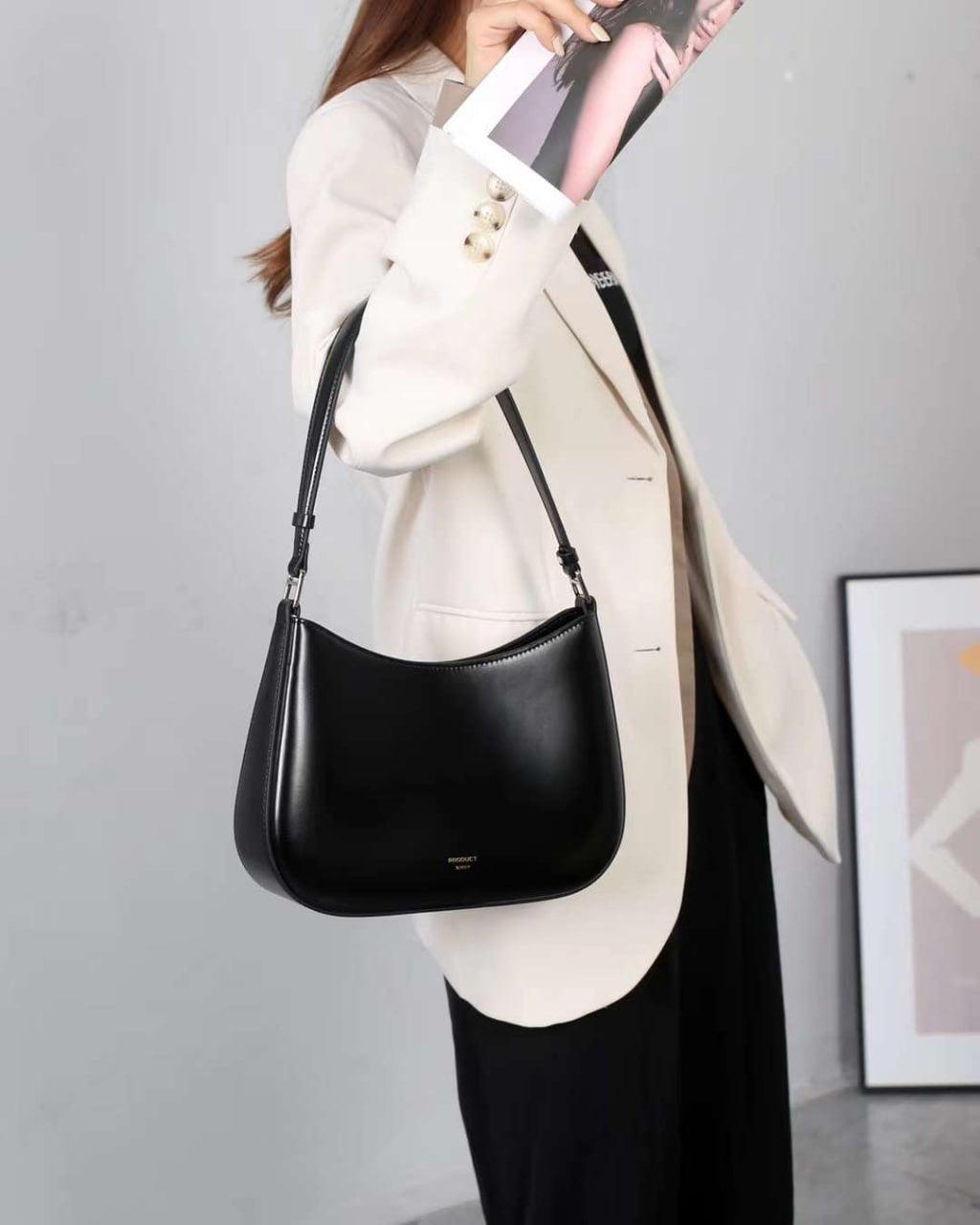 The Elegance Curve — Refined Leather Bag for Timeless Style