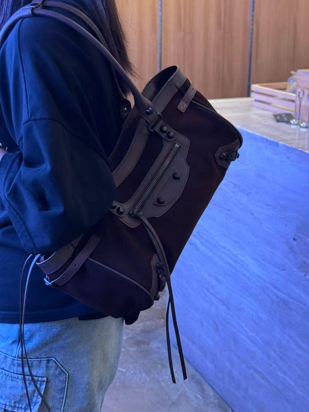 “Terra Brown” — a stylish leather bag with character