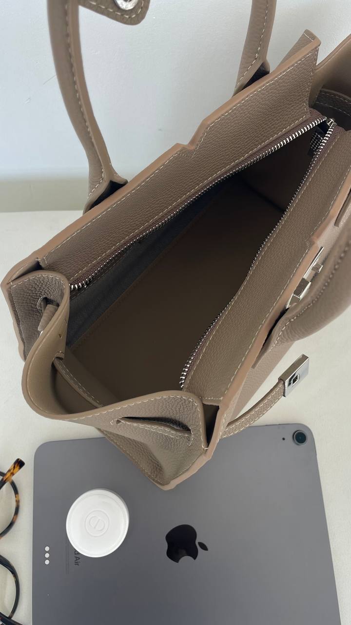 AURORA STRUCTURE” — the leather power bag for everyday icons